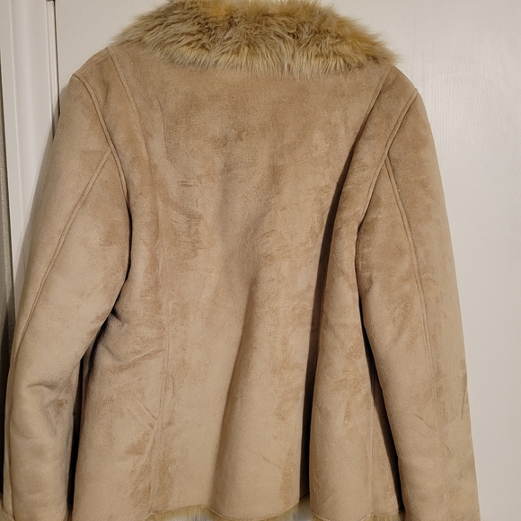 Soft fur jacket that pairs well with jeans! - Picture 2 of 4